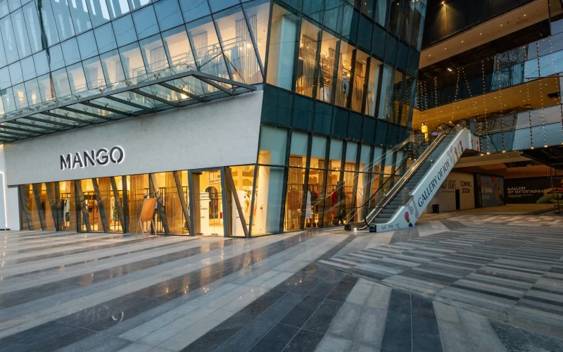 modern-shopping-experience-with-specialized-and-anchor-stores.jpg